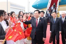 Le Président de l’Assemblée nationale du Vietnam Vuong Dinh Huê à sa descente d’avion à l’aéroport international de Pékin, le 7 avril. Photo : VNA
