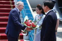 Le Premier ministre australien, Anthony Albanese (à gauche), à l'aéroport international de Nôi Bài, le 3 juin. Photo : NDEL. 