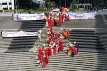 Des Vietnamiens aux Pays-Bas créent la forme du Vietnam. Photo : VNA.