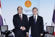 Le Président Nguyên Xuân Phuc et le Président de l’Assemblée nationale thaïlandaise Chuan Leekpai. Photo: VNA