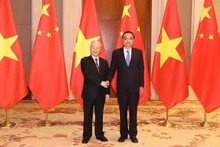 Le Secrétaire général du Parti communiste du Vietnam Nguyên Phu Trong (à gauche) et le Premier ministre chinois Li Keqiang se serrent la main, à Pékin, le 1er novembre. Photo : VNA. 