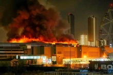 De la fumée s’élève au-dessus de la salle de concert Crocus City Hall après une fusillade, dans la banlieue de Moscou, le 22 mars 2024. Photo : The Journal