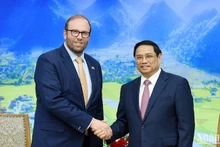 Le Premier ministre Pham Minh Chinh (à droite) serre la main du président de la Commission des voies et moyens de la Chambre des Représentants américains, Jason Smith, à Hanoi, le 4 août. Photo: NDEL