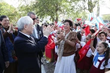 Le secrétaire général du PCV Nguyên Phu Trong avec le peuple et les étudiants cubains au monument Hô Chi Minh dans le parc Hoa Binh, à La Havane, le 28 mars 2018. Photo : VNA.