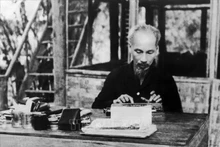 Le président Hô Chi Minh travaille dans le Viêt Bac pendant la guerre de résistance contre les Français. Photo d'archive : VNA.