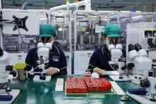 Fabrication de composants électroniques chez Sumida Co., Ltd. (Japon) dans le parc industriel de Tinh Phong, dans la province de Quang Ngai. Photo : VNA.