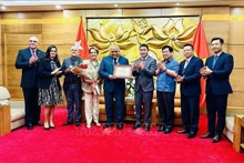 L’ambassadeur de Cuba au Vietnam Orlando Nicolás Hernández Guillén (centre) lors de la cérémonie. Photo : VNA.