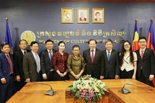 Le vice-ministre vietnamien de la Culture, des Sports et du Tourisme Ta Quang Dông (4e à partir de la droite) et la ministre cambodgienne de la Culture et des Beaux-Arts Phoeurng Sackona lors de la rencontre. Photo : VNA