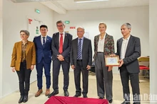 L'ambassadeur Dinh Toàn Thang, des représentants de la Chambre des représentants française et des autorités locales à la célébration. Photo : NDEL.