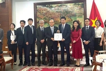 Le vice-ministre vietnamien de la Culture, des Sports et du Tourisme, Ho An Phong et la délégation de l’Institut japonais de recherche sur les transports et le tourisme, le 22 mai à Hanoi. Photo : NDEL 