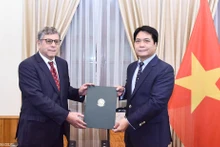 L’ambassadeur Nguyên Viêt Dung, directeur du Département du Protocole d’État du Vietnam (à droite) et l’ambassadeur du Brésil au Vietnam, Marco Farani. Photo : baoquocte.vn