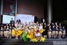 Nguyên Thuy Anh a offert des cadeaux aux élèves de l’école primaire Doàn Thi Diêm lors de la célébration. Photo : NDEL.