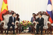 Le Président vietnamien, Vo Van Thuong (à gauche), et l'ancien Premier ministre lao, Thongsing Thammavong. Photo : VNA.