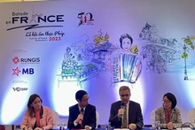 L'ambassadeur de France au Vietnam, Nicolas Warnery (2eà droite), s'exprime lors de la conférence de presse tenue le 28 mars à Hanoï. Photo : VNA.