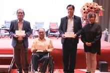 La Fondation japonaise pour la contribution sociale a offert des dizaines de fauteuils roulants à des personnes handicapées dans la ville centrale de Dà Nang. Photo : toquoc.vn