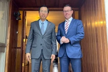 L'ambassadeur du Vietnam en Australie, Pham Hung Tam (à gauche) rencontre Justin McGowan, directeur exécutif chargé du commerce et des investissements de l'État du Queensland dans la matinée du 9 juillet à Canberra. Photo : VOV.