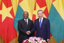 Le secrétaire général et président Tô Lâm (droite) s'entretient avec le président bissau-guinéen, Umaro Sissoco Embaló, en visite au Vietnam. Photo : VNA.
