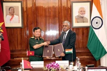 Le vice-ministre vietnamien de la Défense, Hoang Xuan Chiên (gauche), et son homologue indien, Giridhar Aramane. Photo : VNA.