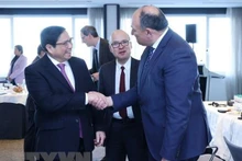 Le Premier ministre Pham Minh Chinh (à gauche) et vice-président de la Wallonie, ministre en charge de l'Économie, du Commerce extérieur, de la Recherche et de l'Innovation, du Numérique, de l'Aménagement du territoire et de l'Agriculture. Photo : VNA.