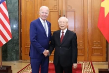 Le Secrétaire général du Parti Nguyên Phu Trong (à droite) et le Président américain Joe Biden avant leur entretien, dans l'après-midi du 10 septembre. Photo : VNA.