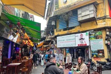Les touristes sont impressionnés par la cuisine de rue vietnamienne. Photo : laodong.vn
