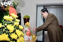 Trân Thanh Mân rend hommage au regretté secrétaire général Nguyên Phu Trong. Photo: VOV