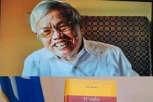 Le journaliste et traducteur Vu Van Âu, ancien membre de l’Agence vietnamienne d’information (VNA) et son Dictionnaire vietnamien-espagnol. Photo : VNA.