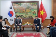 Séance de travail entre le ministre de la Culture, des Sports et du Tourisme, Hoang Dao Cuong et Jin Jong-Oh, membre de l’Assemblée nationale sud-coréenne. Photo : toquoc.vn