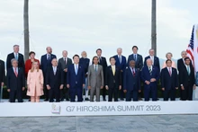 Le Premier ministre vietnamien, Pham Minh Chinh, et d'autres dirigeants et chefs d'État prennent une photo souvenir avant la session « Des efforts communs pour une planète durable ». Photo : VNA.