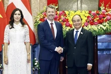 Le Président vietnamien, Nguyên Xuân Phuc (à droite), reçoit le prince héritier Frederik de Danemark et la princesse héritière Mary Elizabeth. Photo : VNA.