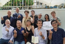 L’ambassadrice d’Allemagne au Vietnam, Helga Margarete Barth, et l’ambassadeur de France au Vietnam, Olivier Brochet et les artistes du projet communautaire. Photo : baoquocte.vn
