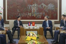 Le ministre de la Sécurité publique, Tô Lâm (à droite) et Neth Savoeun,directeur du département général de la Sécurité publique nationale, rattaché au ministère de l’Intérieur cambodgien. Photo : VOV.