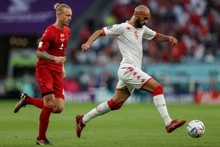 Issam Jebali à la lutte avec Simon Kjaer | Photo: AFP
