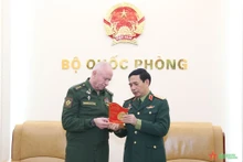 Le général Phan Van Giang, ministre de la Défense du Vietnam (droite) et le général de corps d'armée Alexander Vasilyevich Fomin, vice-ministre de la Défense de la Russie. Photo : VNA.
