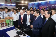 Le Premier ministre Pham Minh Chinh visite l'exposition présentant de produits et services de start-ups innovantes. Photo : VNA.