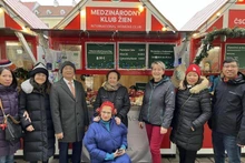 La délégation de l'ambassade du Vietnam en Slovaquie à la Foire de Noël. Photo : thoidai.com