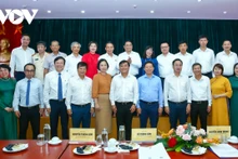 Le Premier ministre Pham Minh Chinh et des délégués de la séance de travail. Photo: VOV
