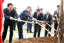 Le secrétaire général du Parti To Lam (2e de gauche à droite) a assisté au lancement de la fête de plantation d'arbres de printemps 2025 dans la province de Ninh Binh. Photo : VNA.