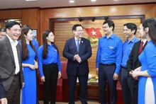 Le Président de l'Assemblée nationale du Vietnam, Vuong Dinh Huê (au centre), et les membres du Secrétariat de l'Union de la Jeunesse communiste Hô Chi Minh. Photo : VNA.