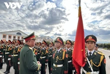 Nguyen Quang Ngoc, chef d’état-major général adjoint de l’Armée populaire du Vietnam, rend visite aux soldats vietnamiens. Photo : VOV.