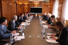 La délégation de la province de Thai Binh travaille avec la maire de la ville de Zurich, Corine Mauch. Photo : VNA.