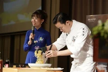 Un chef cuisinier démontre la préparation d'un plat à base de fruits de mer japonais lors de l'événement. Photo : VNA.