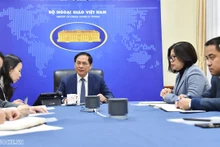 Le ministre vietnamien des Affaires étrangères, Bùi Thanh Son, lors de son entretien téléphonique avec son homologue de la République de Corée, Cho Tae Yul. Photo : baoquocte.vn