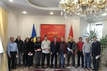 Remise de l'aide financière aux citoyens vietnamiens en situation difficile dans la capitale ukrainienne Kiev. Photo : VNA.