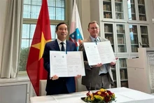 Le secrétaire adjoint du Comité du Parti et le président du Comité populaire de la ville de Da Nang, Le Trung Chinh (gauche) et le Premier ministre de l'État de Thuringe de l’Allemagne, Bodo Ramelow, ont signé un protocole d'accord de coopération. Photo : VNA