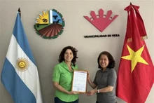 L’ambassadrice du Vietnam en Argentine, Ngô Minh Nguyêt (à droite) avec la maire de la ville de Vera, Paura Mitre. Photo : VNA.