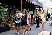 Des touristes espagnols visitent la rue du livre de Hô Chi Minh-Ville. Photo : VNA.