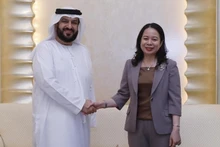 La Vice-Présidente vietnamienne, Vo Thi Anh Xuân, et le directeur général de l'Agence de Presse des Émirats (WAM), Mohamed Jalal Al Rayssi. Photo : VNA.