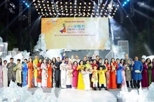 La 10e Fête de l'áo dài (tunique traditionnelle vietnamienne) de Hô Chi Minh-Ville, placée sous le thème "J’aime l’ao dài du Vietnam", a été inaugurée dans la soirée du 7 mars. Photo : VNA.