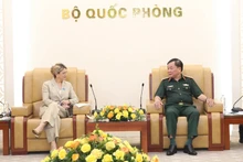 Hoàng Xuân Chiên, vice-ministre de la Défense vietnamien (à droire) s'entretient avec Patricia Miralles, secrétaire d'État auprès du ministre français des Armées, chargée des Anciens Combattants et de la Mémoire. Photo : dangcongsan.vn